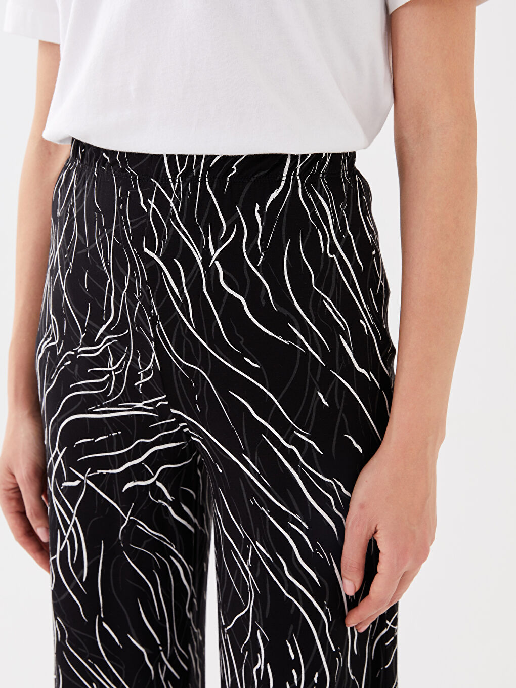 Siyah Beli Lastikli Desenli Kadın Kapri-2