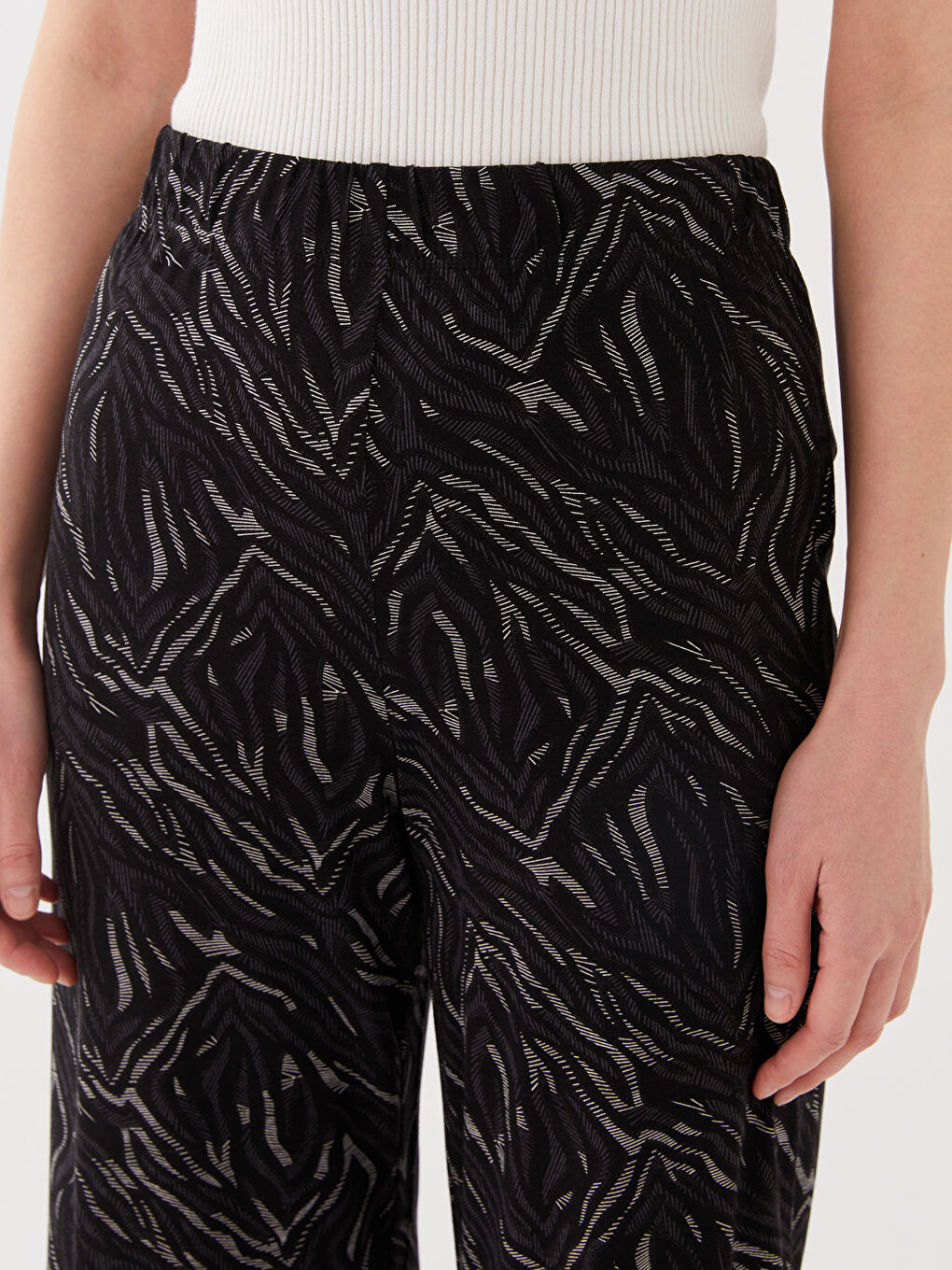 Siyah Beli Lastikli Desenli Kadın Kapri-1