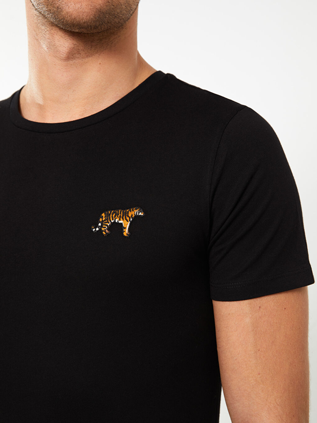 Siyah Bisiklet Yaka Kısa Kollu Nakışlı Penye Erkek Tişört-3