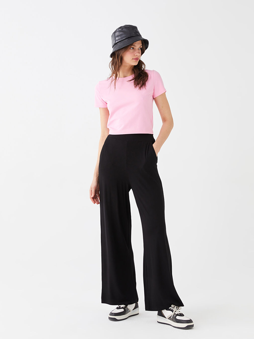 Siyah Standart Fit Düz Geniş Paça Kadın Pantolon