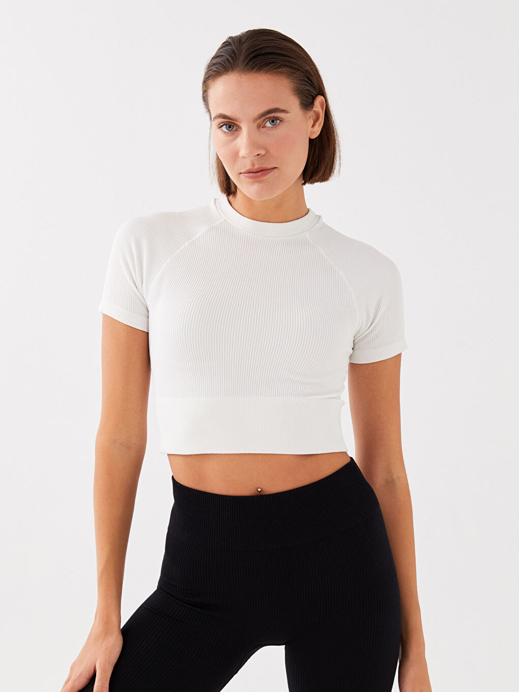 قميص رياضي قصير بدون خياطة للسيدات بياقة قمع