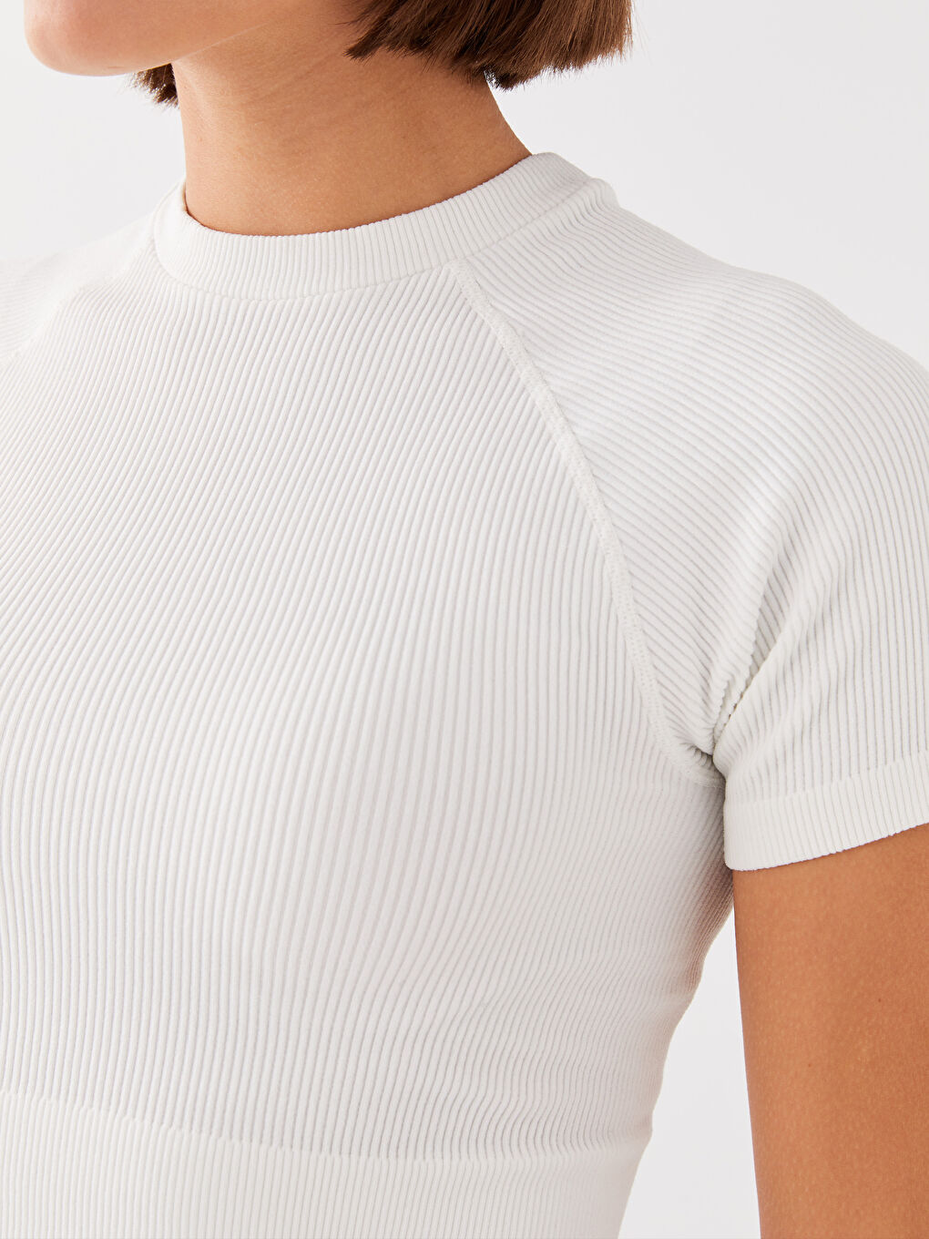 قميص رياضي قصير بدون خياطة للسيدات بياقة قمع-3