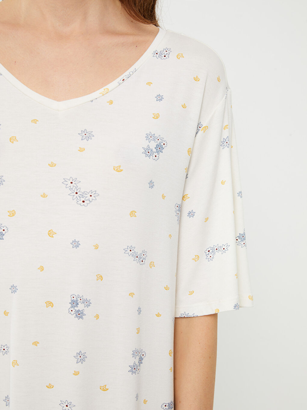 Ekru V Yaka Desenli Kısa Kollu Kadın Gecelik-2