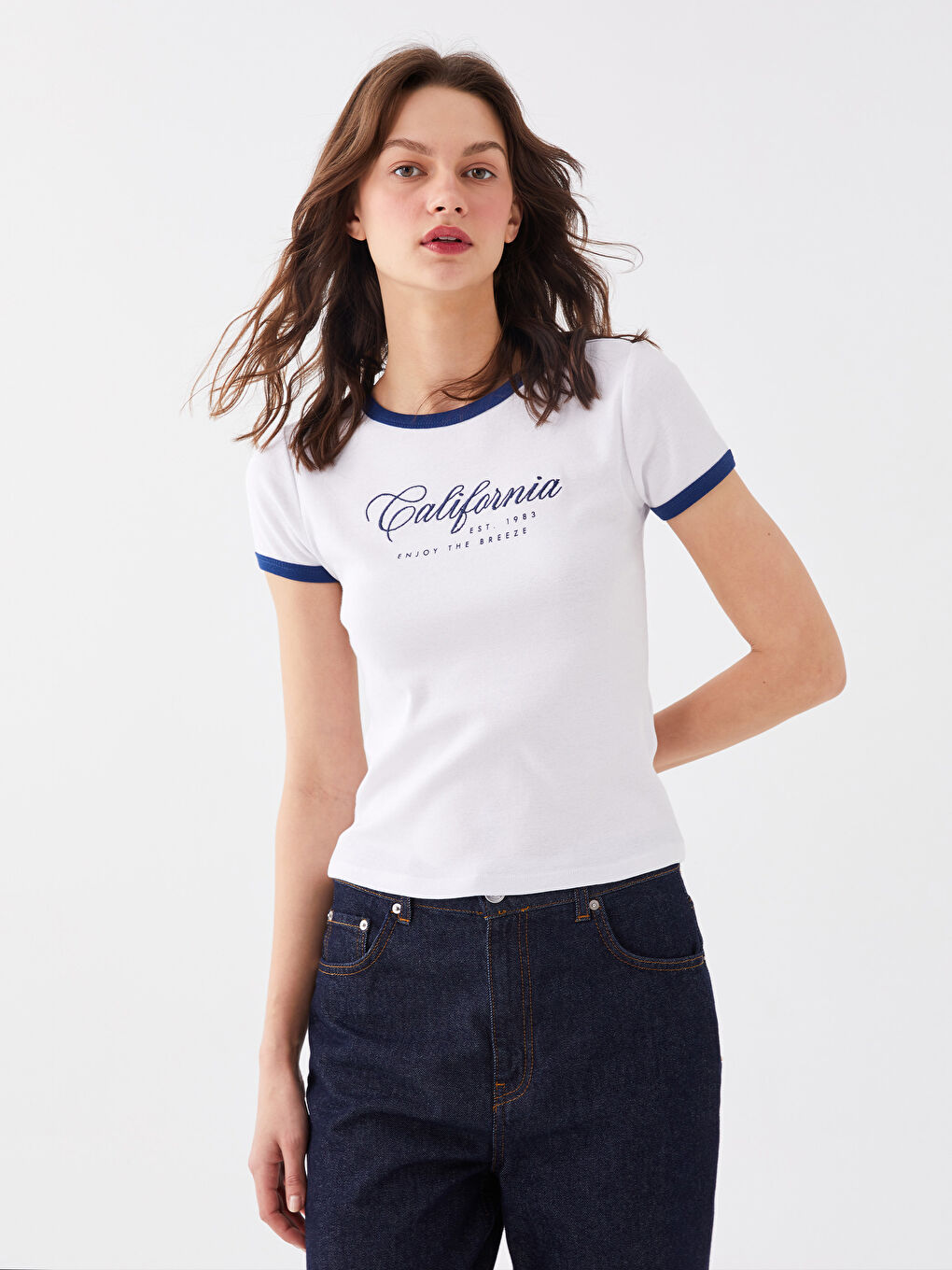 Әйелдерге арналған дөңгелек жағалы кестеленген қысқа жең футболка-1