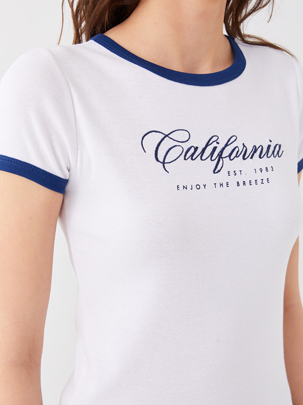 Әйелдерге арналған дөңгелек жағалы кестеленген қысқа жең футболка-3