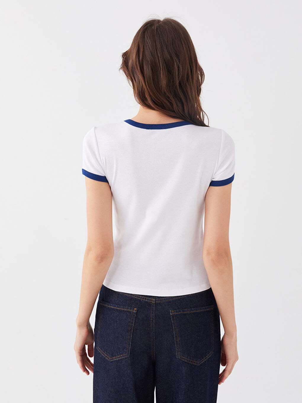 Әйелдерге арналған дөңгелек жағалы кестеленген қысқа жең футболка-4