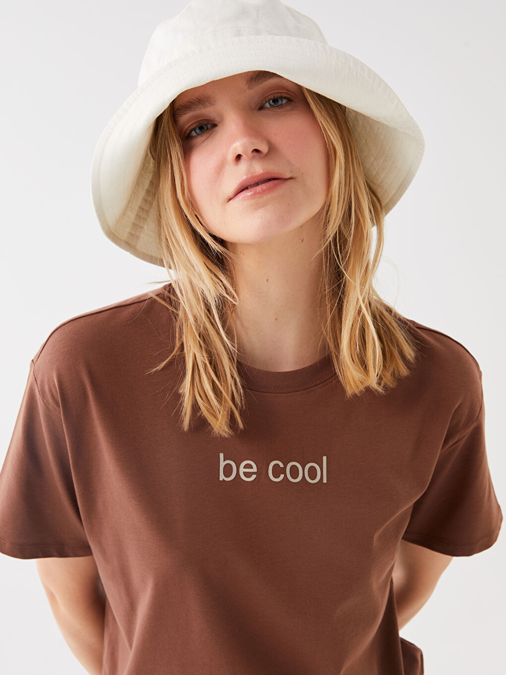 Kahverengi Bisiklet Yaka Baskılı Kısa Kollu Kadın Tişört