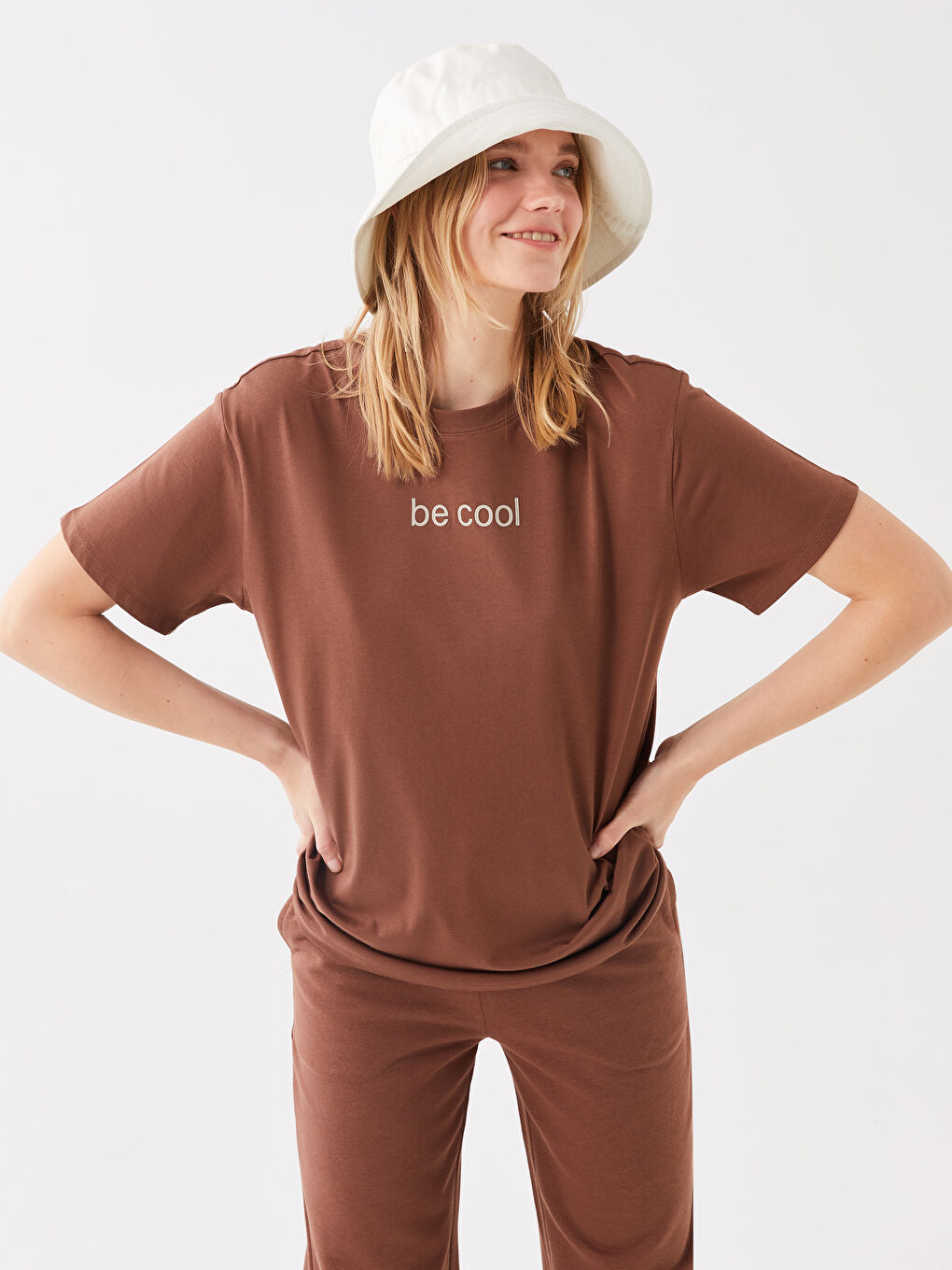 Kahverengi Bisiklet Yaka Baskılı Kısa Kollu Kadın Tişört-1