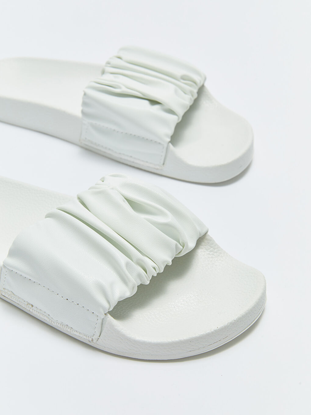 Beyaz Tek Bantlı Kadın Ev Terliği-2