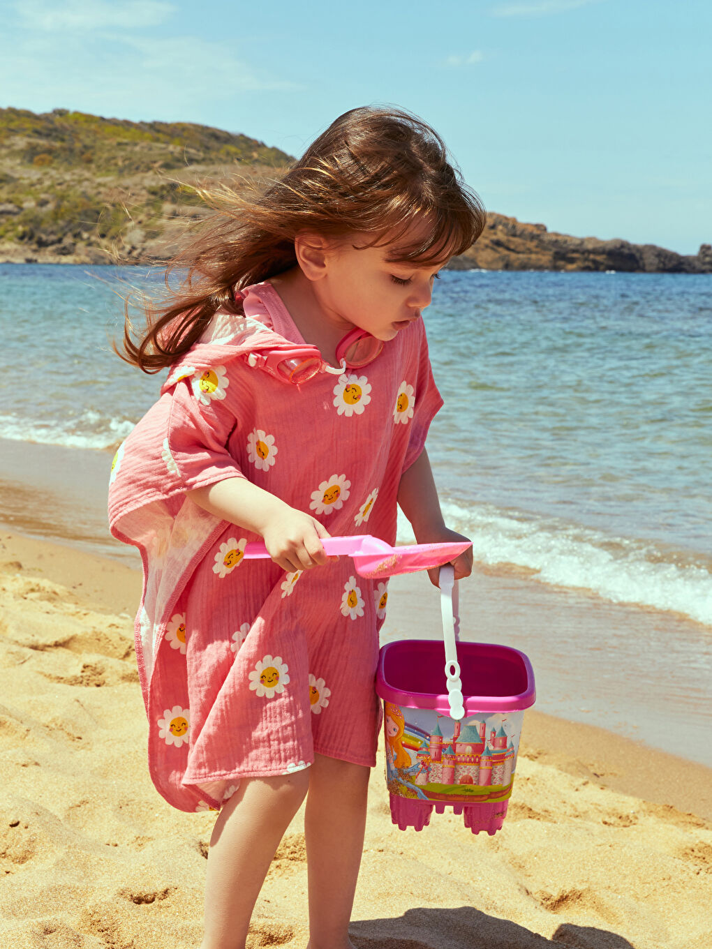 LCW baby Pembe Kapüşonlu Baskılı Kız Bebek Panço Havlu