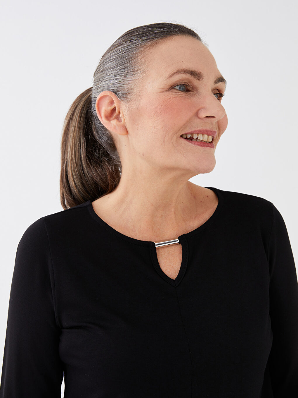 Siyah Bisiklet Yaka Düz Uzun Kollu Kadın Tişört