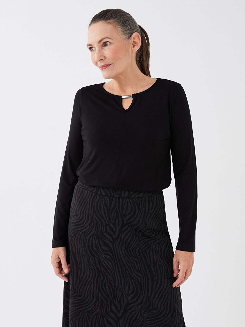 Siyah Bisiklet Yaka Düz Uzun Kollu Kadın Tişört-1