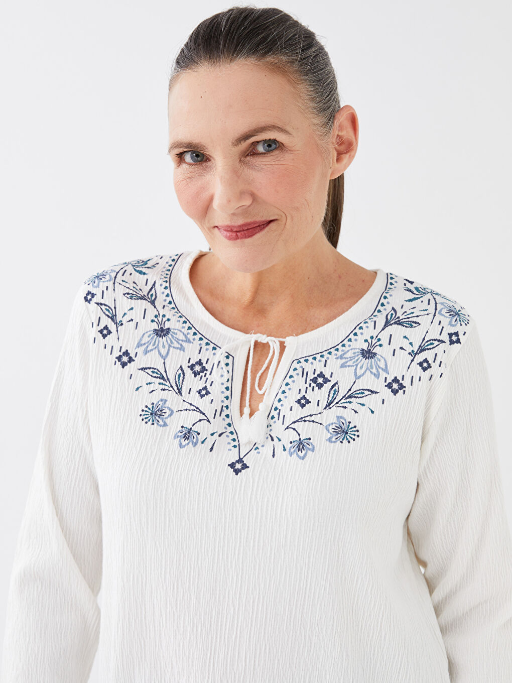 Ekru Bağlamalı Yaka Nakışlı Uzun Kollu Kadın Bluz