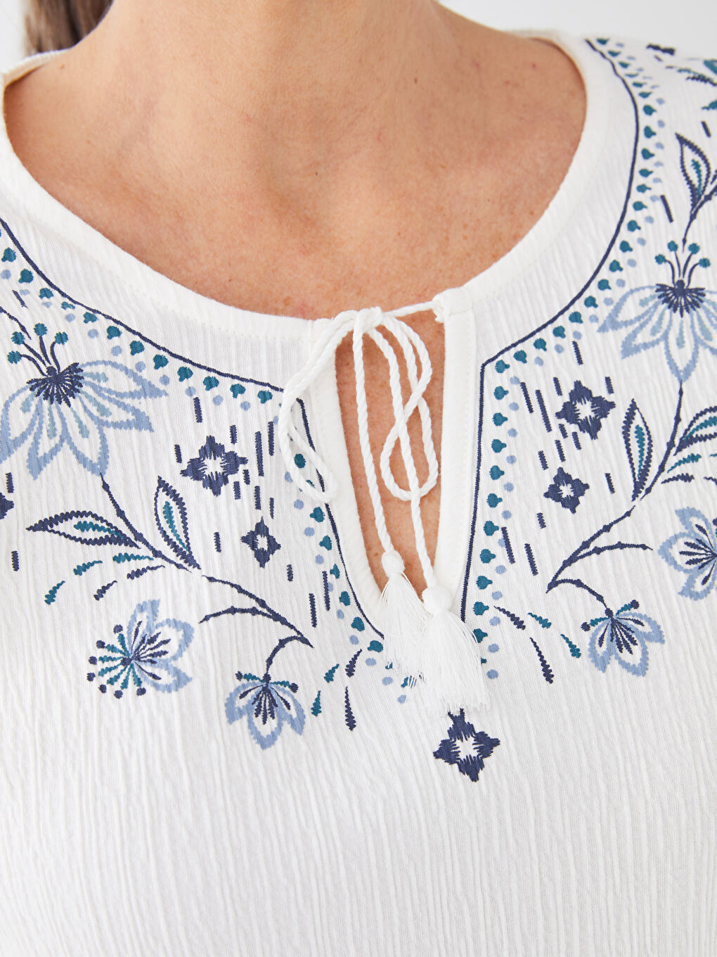 Ekru Bağlamalı Yaka Nakışlı Uzun Kollu Kadın Bluz-3