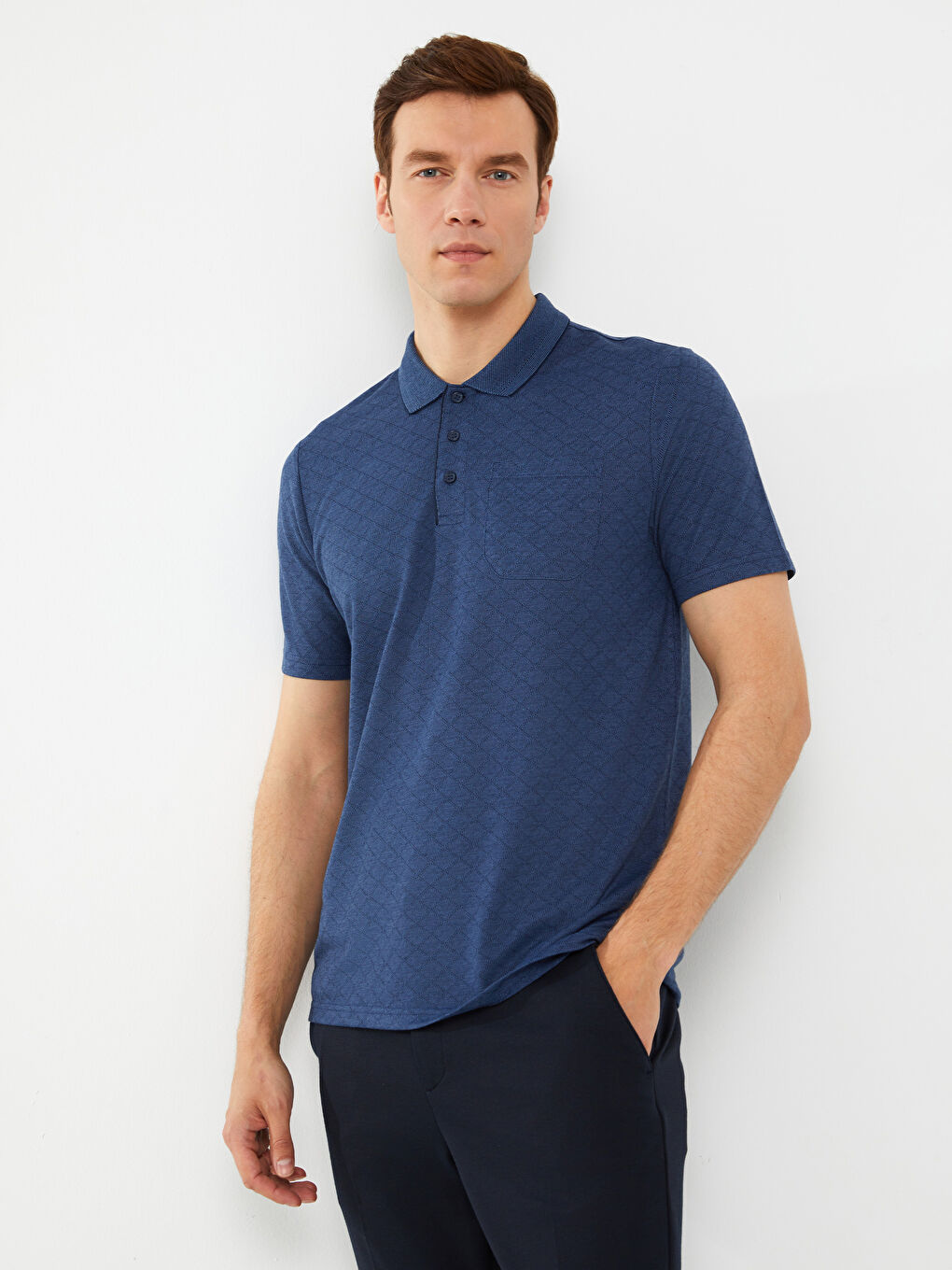 تي شيرت رجالي بياقة بولو وكم قصير منقوش-1