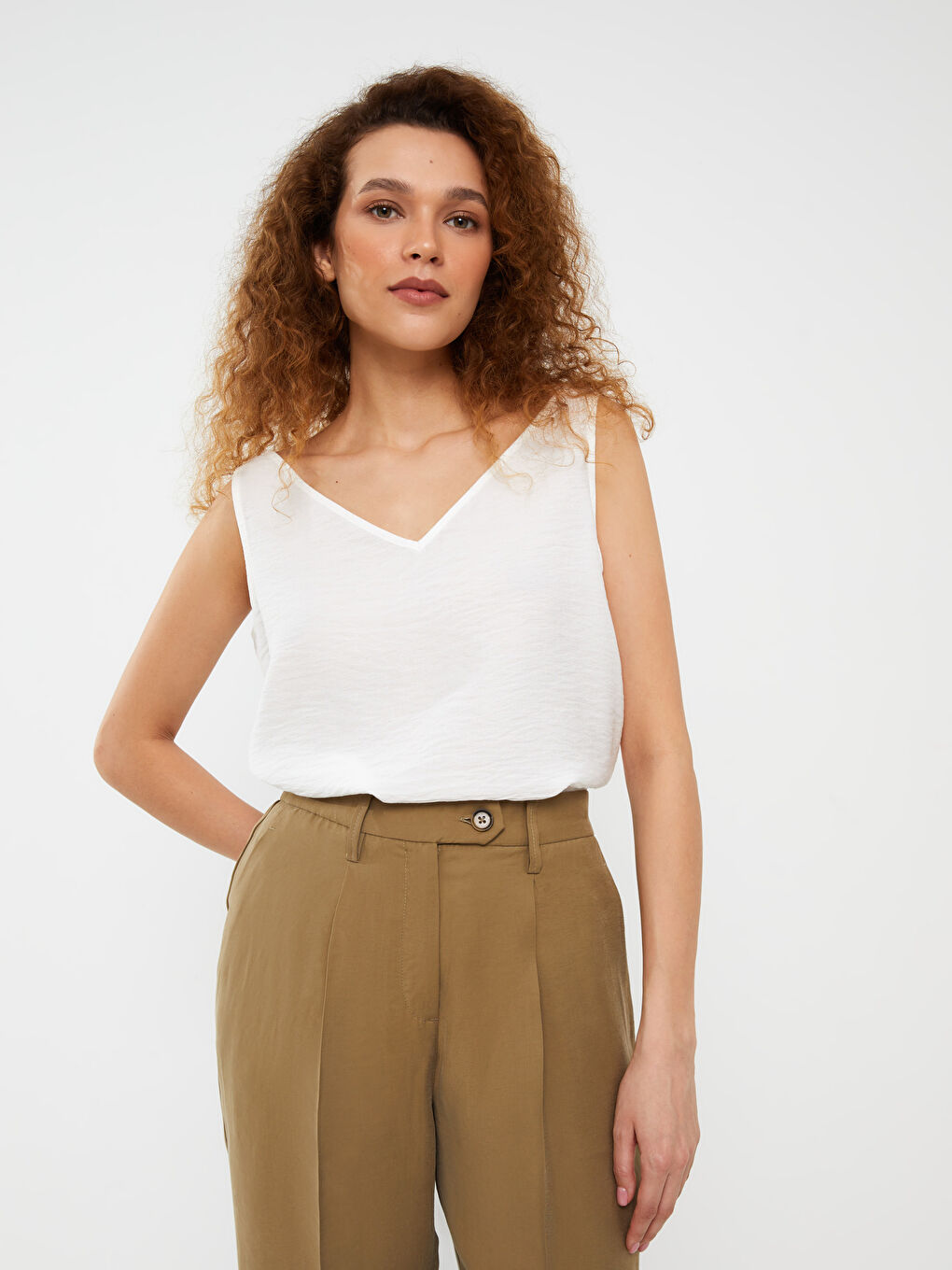 Beyaz Kadın V Yaka Biye Detaylı Bluz