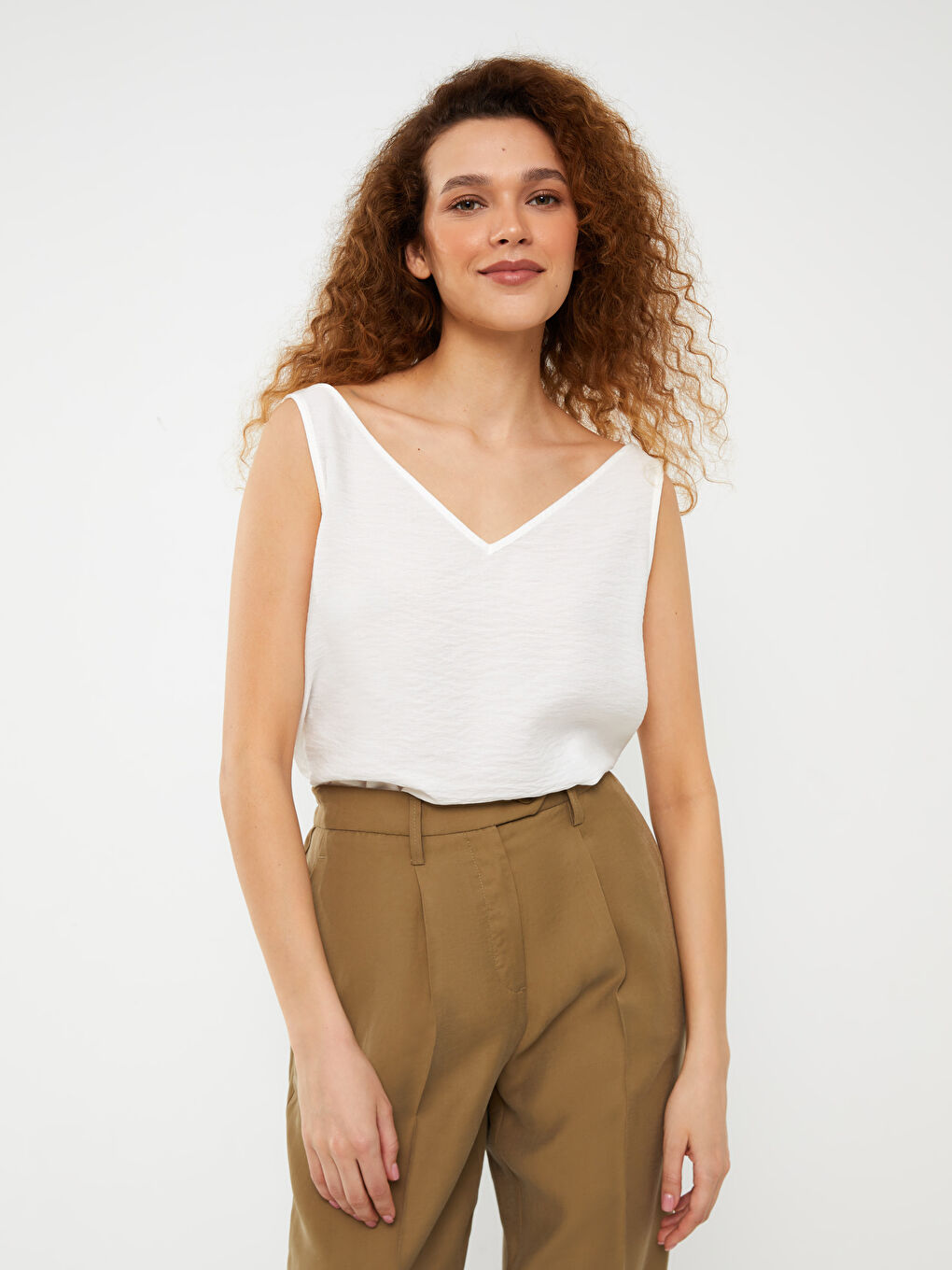 Beyaz Kadın V Yaka Biye Detaylı Bluz-2