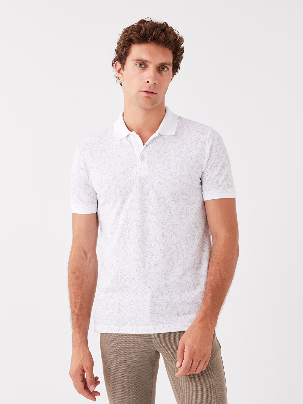 Beyaz Polo Yaka Kısa Kollu Desenli Erkek Tişört-1