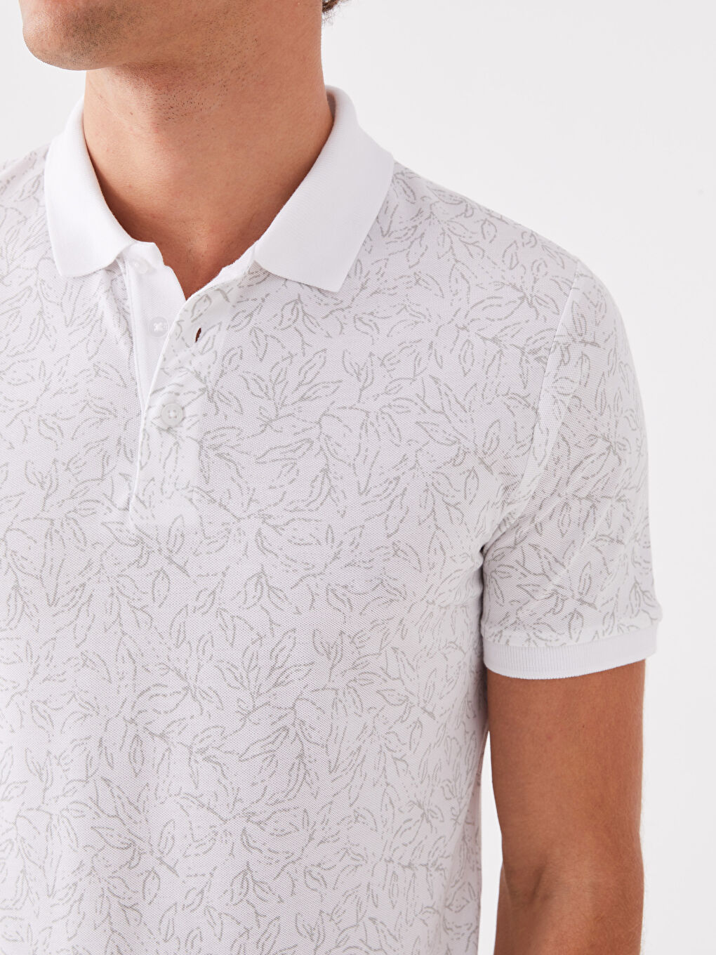 Beyaz Polo Yaka Kısa Kollu Desenli Erkek Tişört-3
