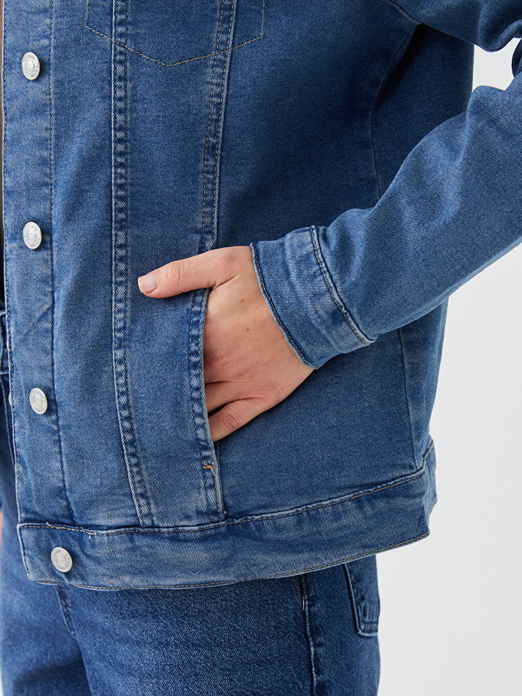 Geacă din denim cu guler de cămașă și mânecă lungă pentru femei-3