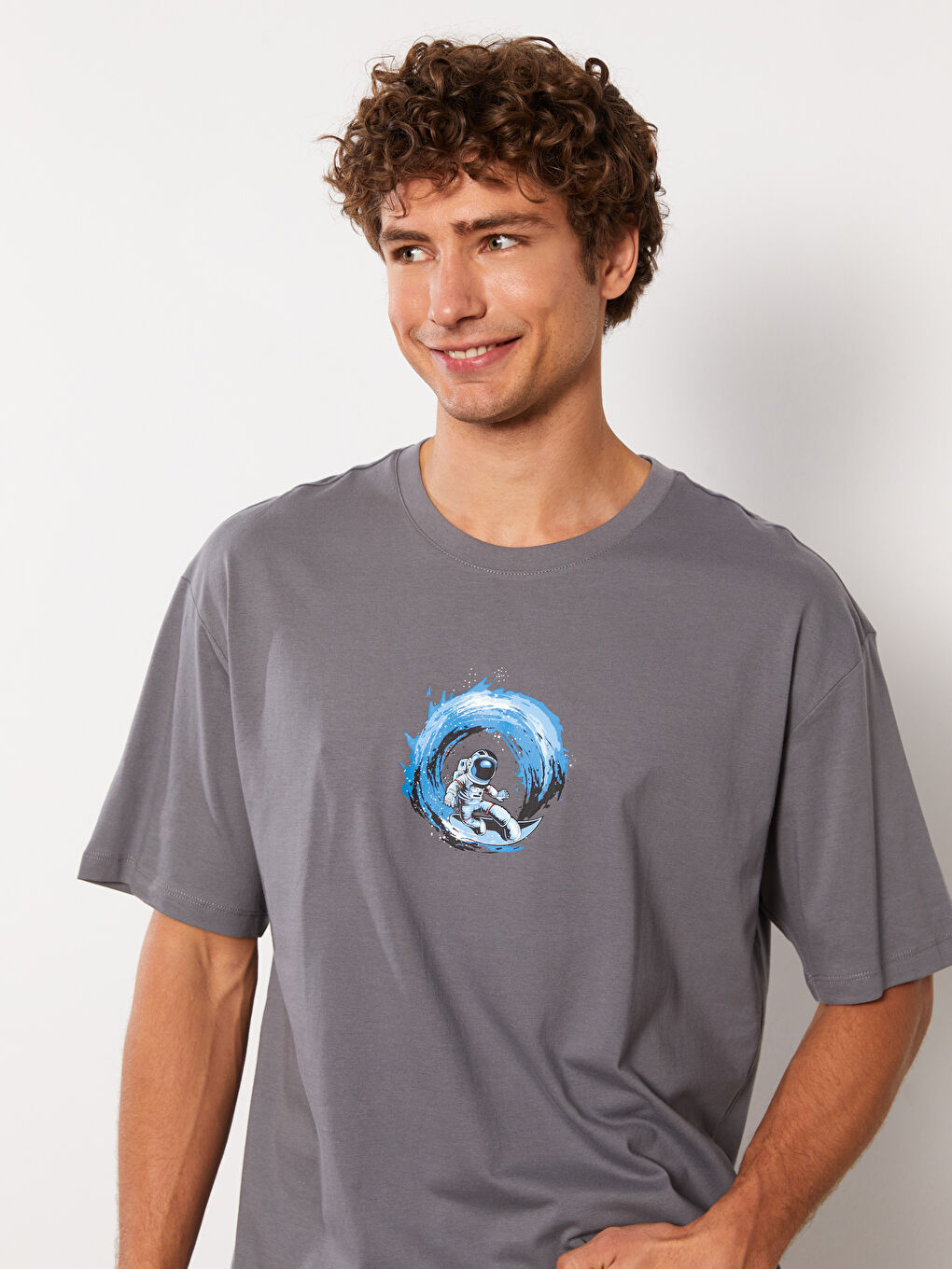 تيشيرت رجالي ياقة دائرية كم قصير مطبوع قطن ممشط-2