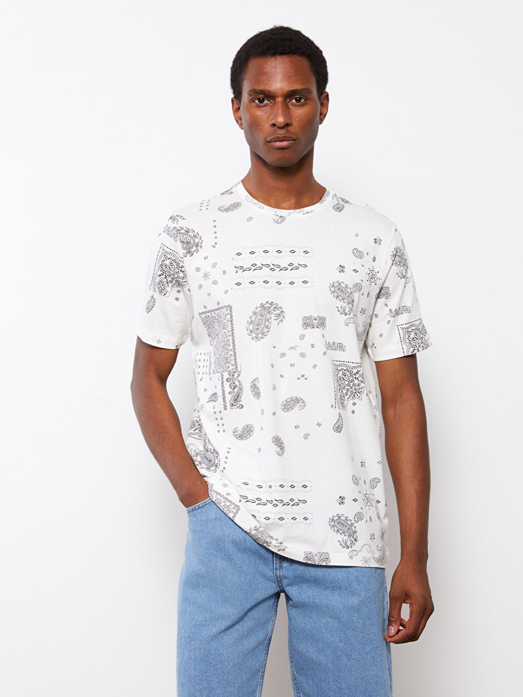 მრგვალი საყელო მოკლე სახელო ნაბეჭდი კომბინირებული ბამბის მამაკაცის მაისური