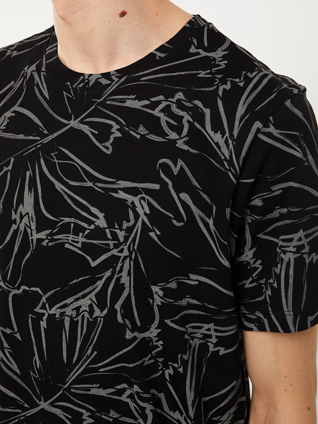 Siyah Bisiklet Yaka Kısa Kollu Desenli Penye Erkek Tişört-3