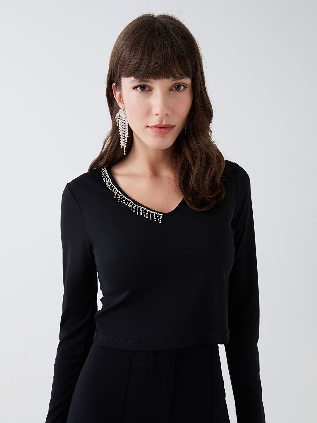 بلوزة ياقة على شكل حرف V مزخرفة كم طويل للسيدات