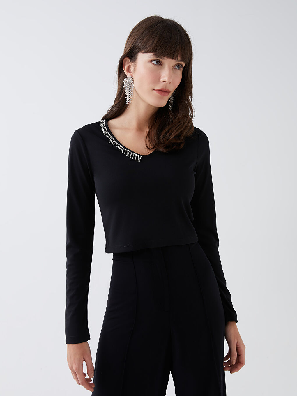 بلوزة ياقة على شكل حرف V مزخرفة كم طويل للسيدات-1