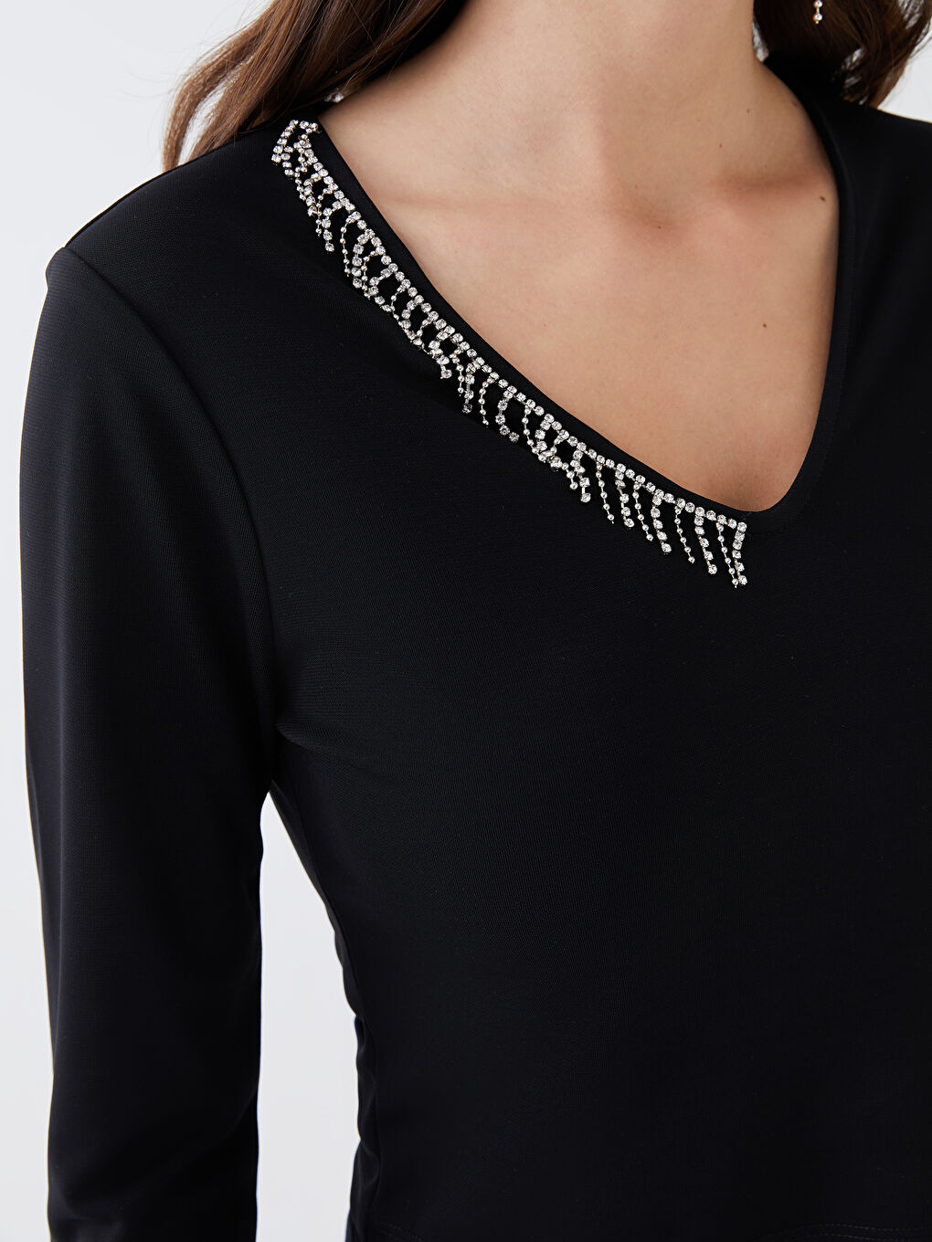 بلوزة ياقة على شكل حرف V مزخرفة كم طويل للسيدات-3