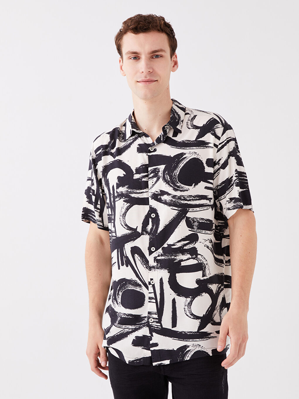 Siyah Regular Fit Kısa Kollu Desenli Viskon Erkek Gömlek-1