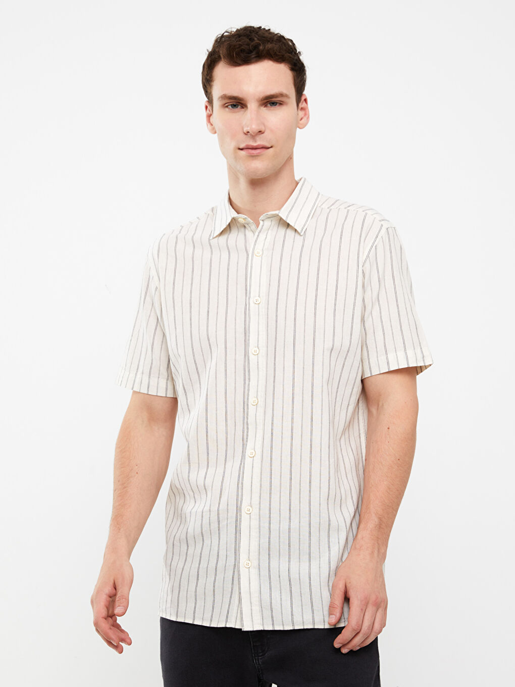 Siyah Regular Fit Kısa Kollu Çizgili Keten Karışımlı Erkek Gömlek-1