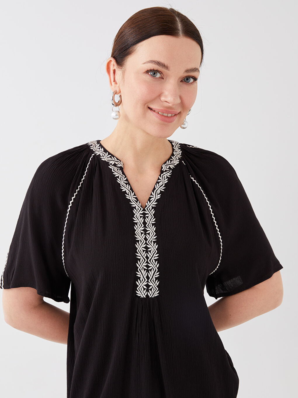 Women Crew Neck Embroidered Short Sleeve Blouse -S3CT98Z8-CVL