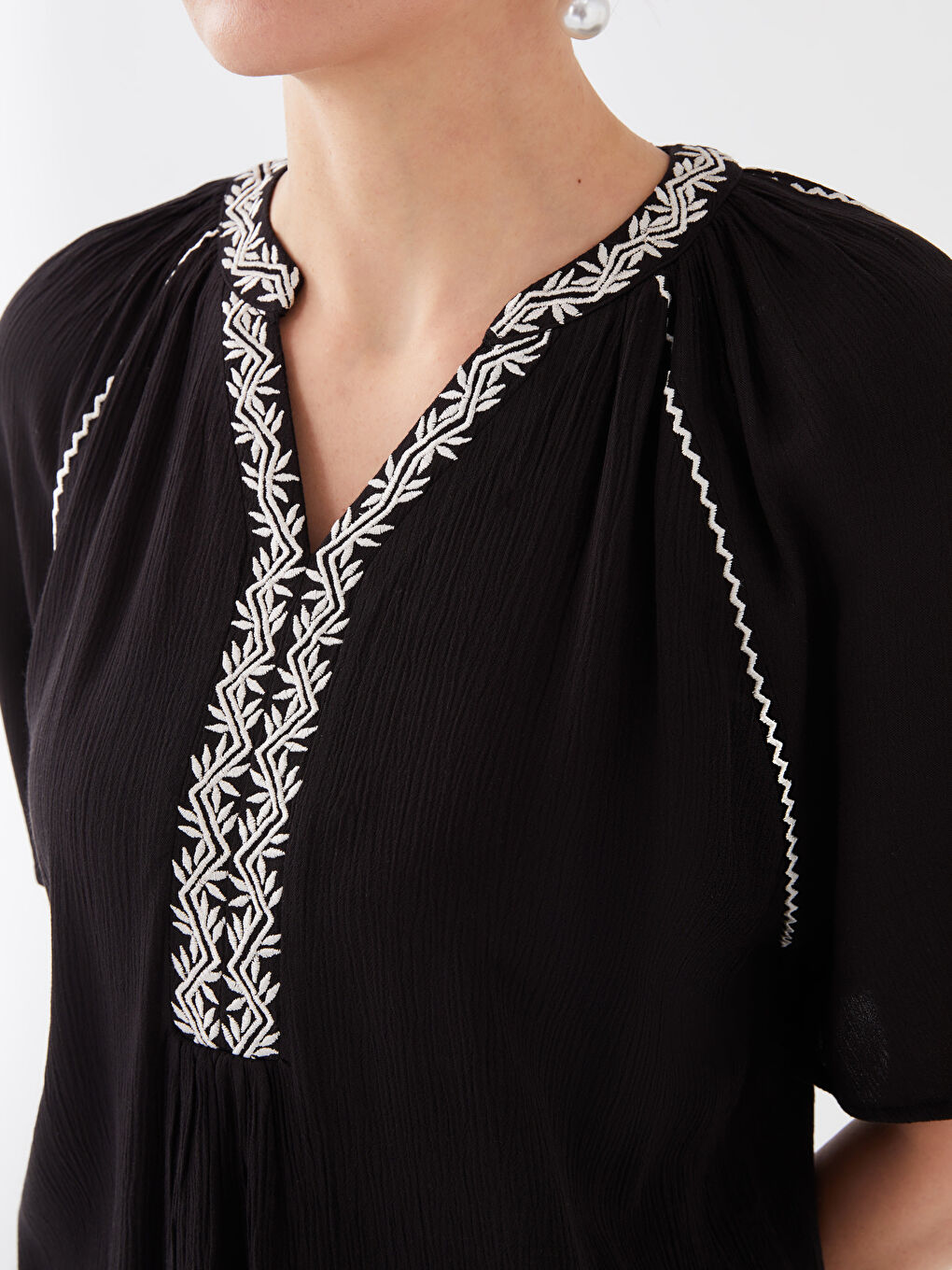 Women Crew Neck Embroidered Short Sleeve Blouse -S3CT98Z8-CVL