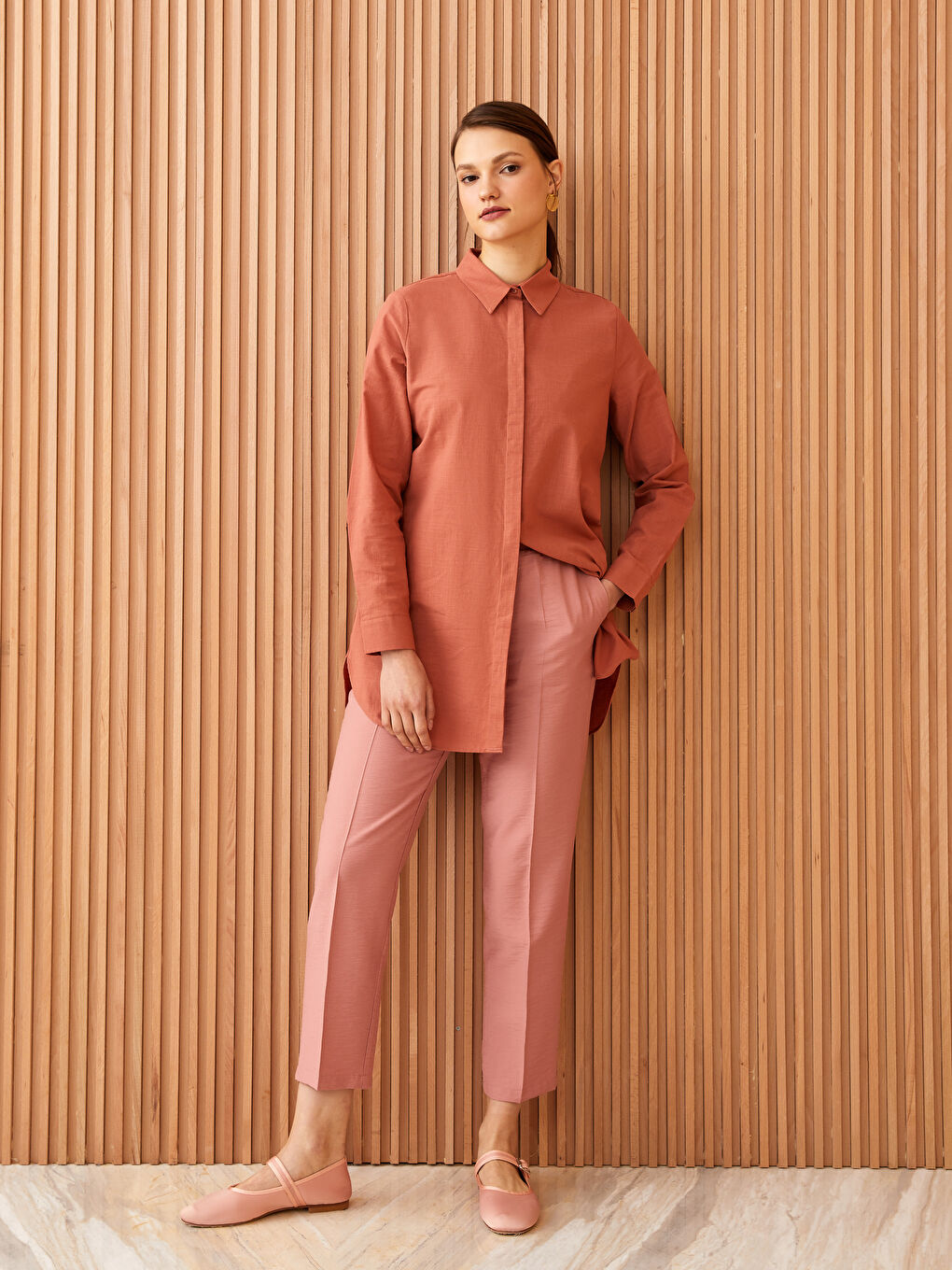 بنطلون نسائي بخصر مطاطي، وقصة مريحة، وتفاصيل جيب