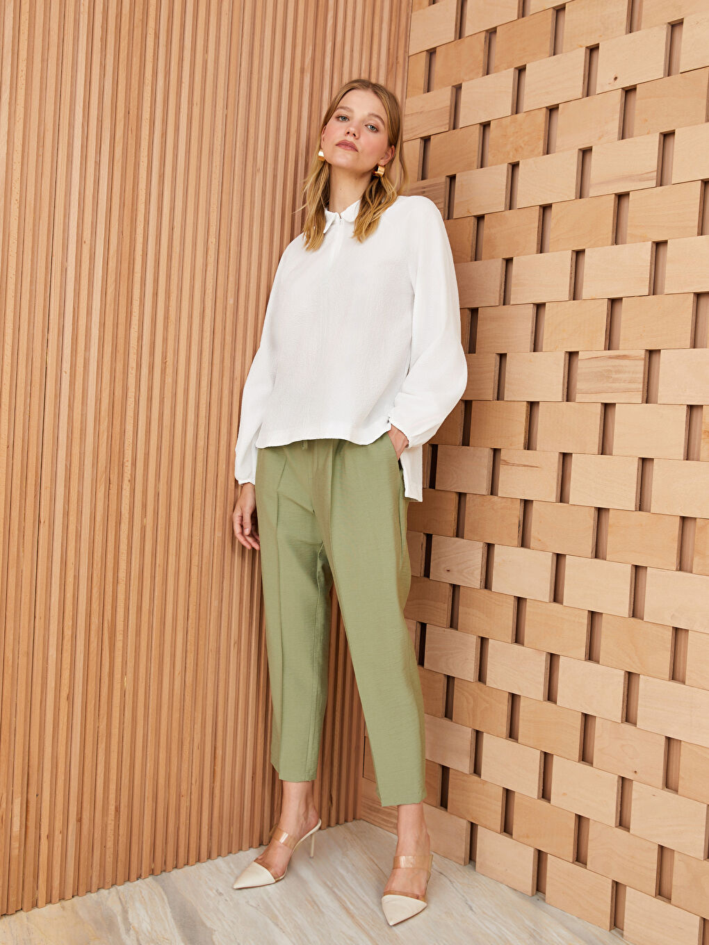 بنطلون للسيدات بخصر مرن ومريح بتفاصيل جيوب