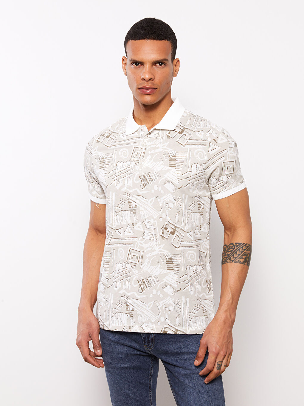 Beyaz Polo Yaka Kısa Kollu Desenli Erkek Tişört