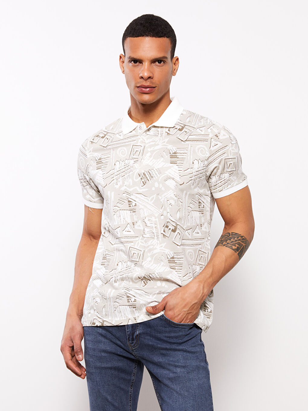 Beyaz Polo Yaka Kısa Kollu Desenli Erkek Tişört-1