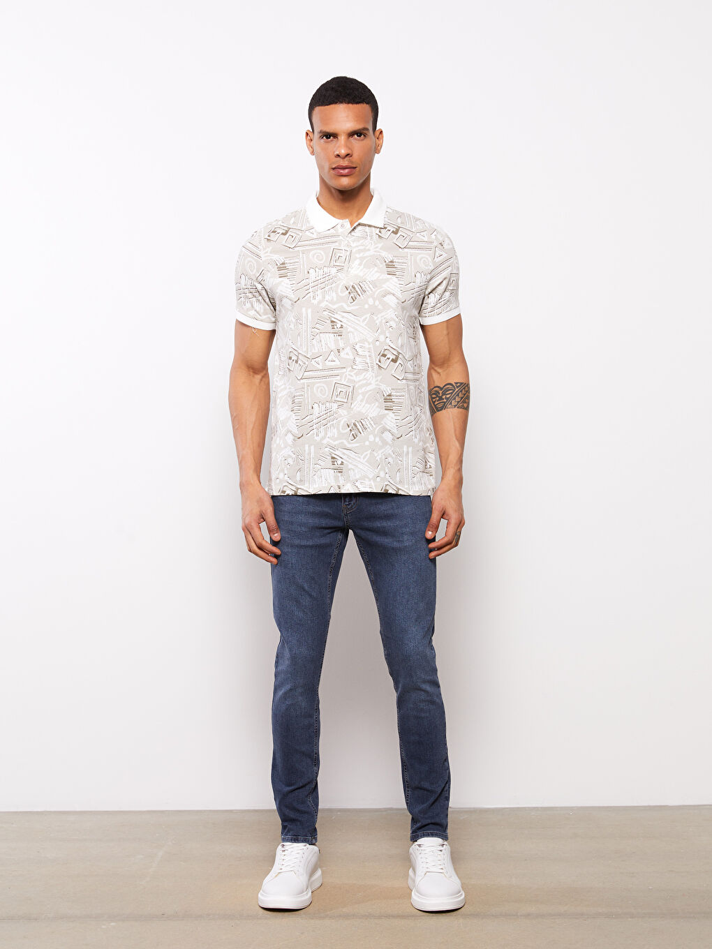 Beyaz Polo Yaka Kısa Kollu Desenli Erkek Tişört-2