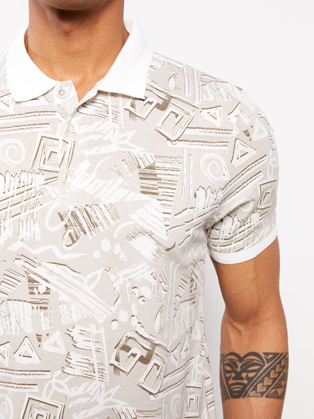 Beyaz Polo Yaka Kısa Kollu Desenli Erkek Tişört-3