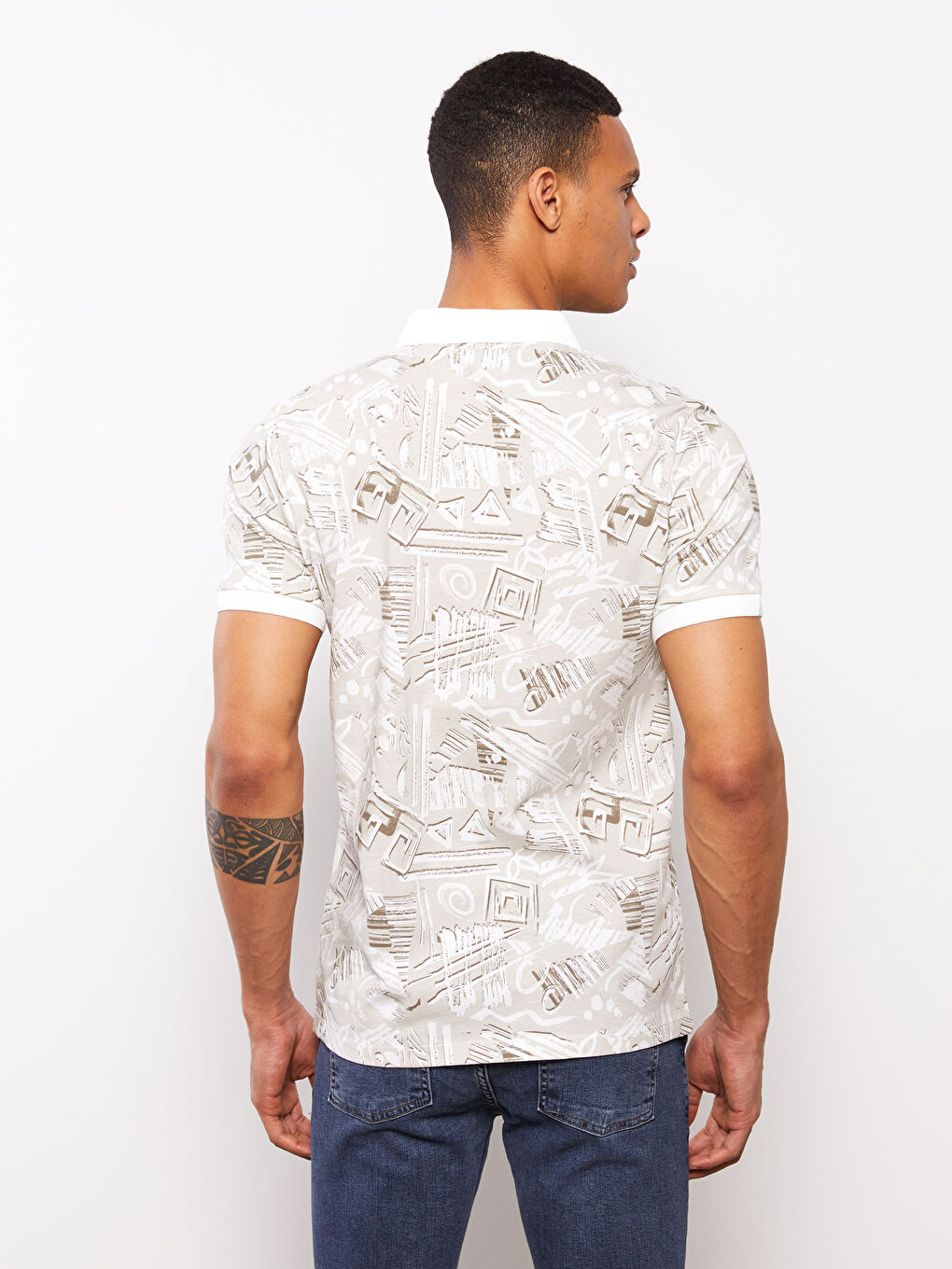 Beyaz Polo Yaka Kısa Kollu Desenli Erkek Tişört-4