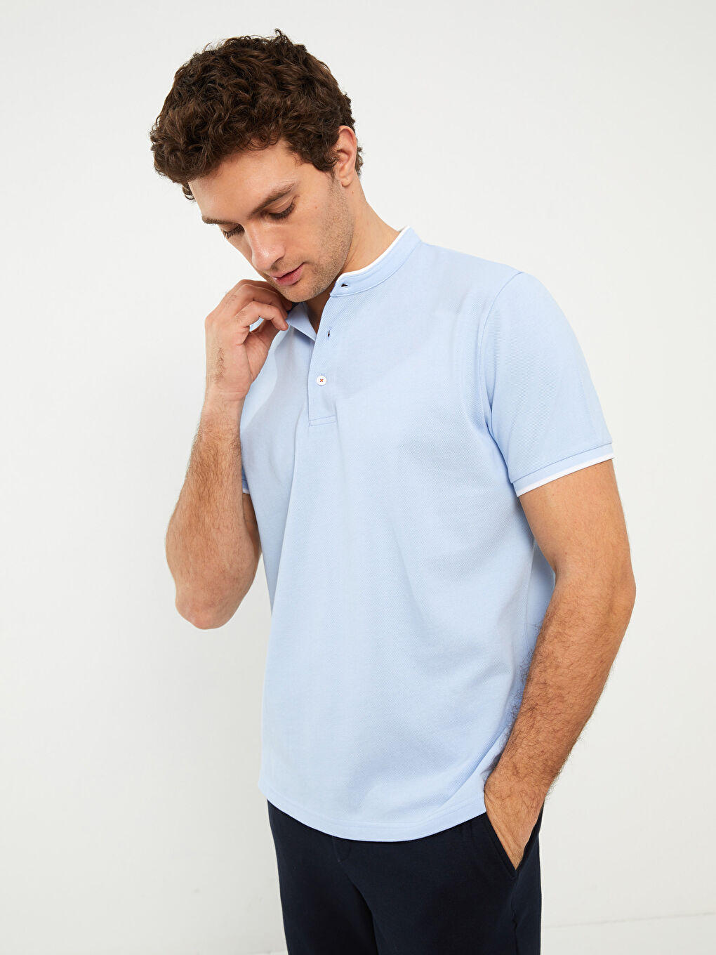 Tricou cu Guler de Judecător și Mânecă Scurtă pentru Bărbați-1