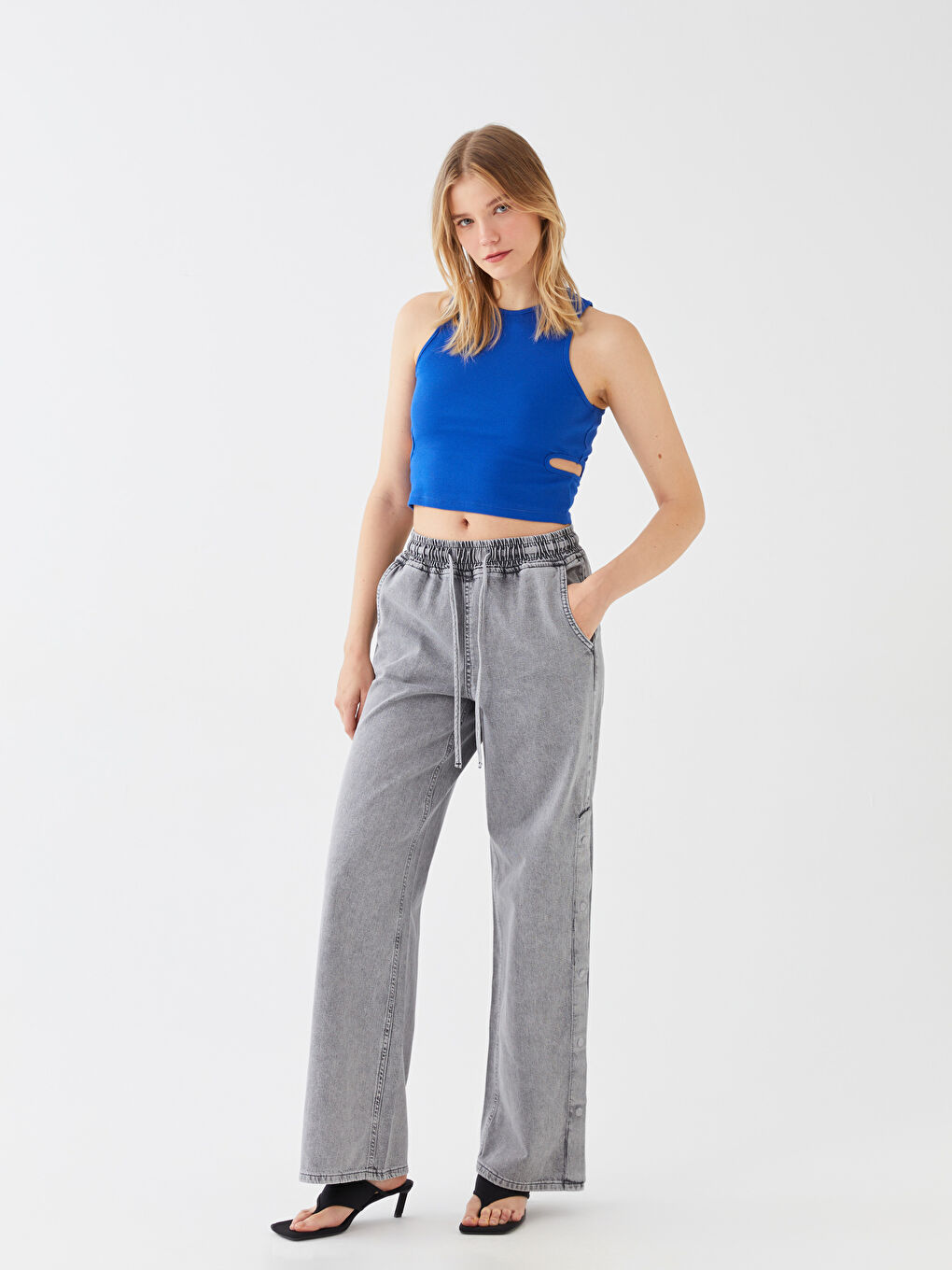 Crew Neck Window Detailed Women's Crop Top-2