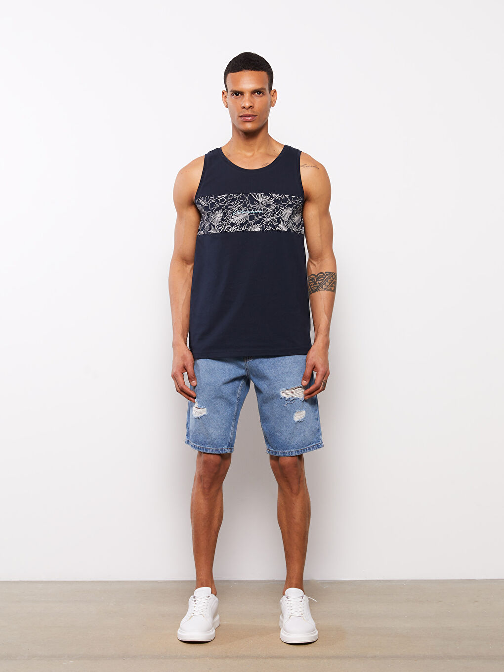 تيشيرت بدون أكمام مطبوع بياقة دائرية جيرسي للرجال-2