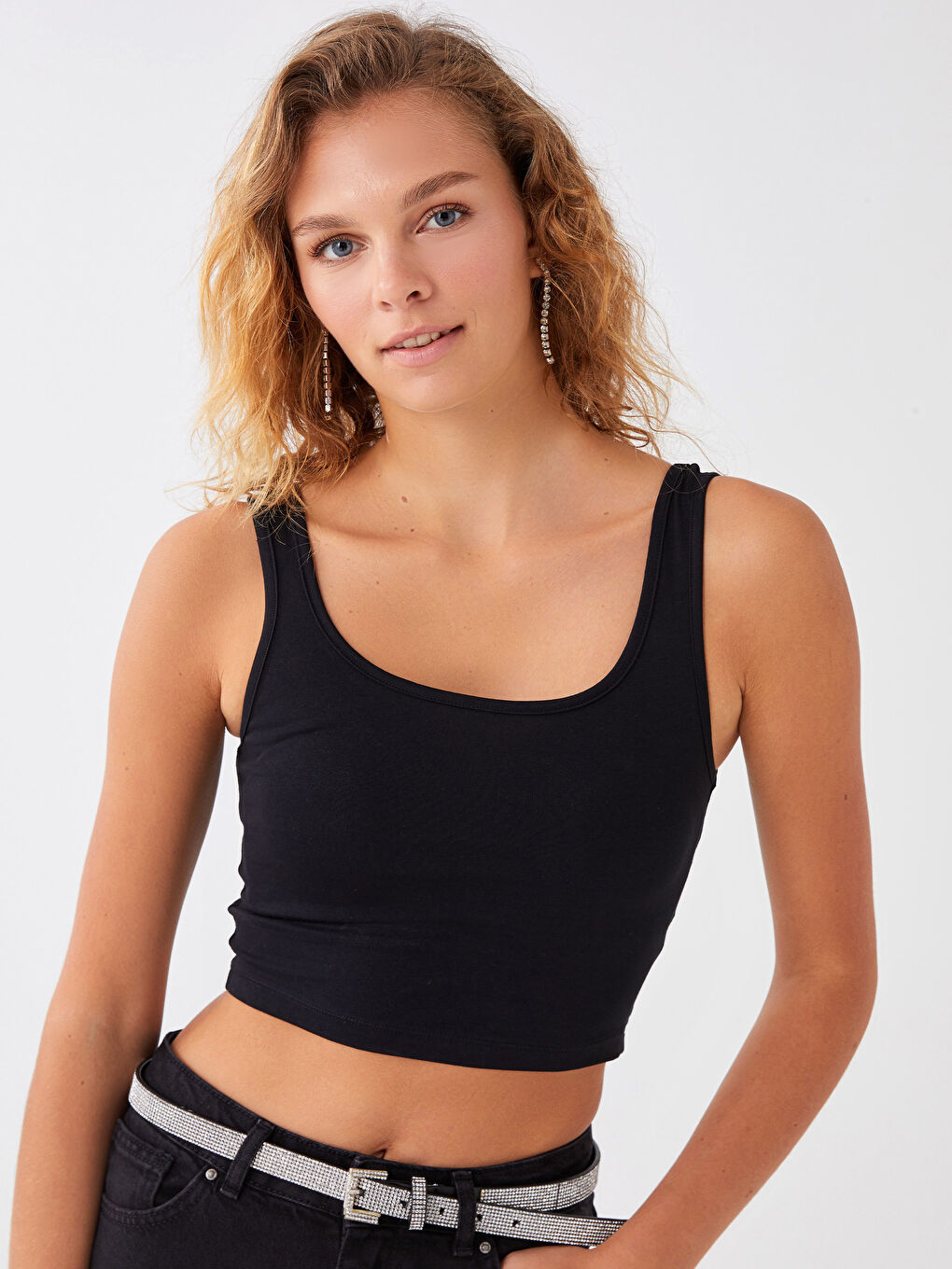 Siyah U Yaka Askılı Kadın Crop-1