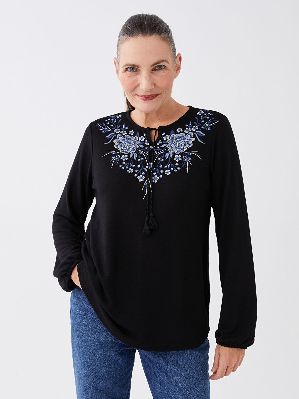 Siyah Bağlamalı Yaka Nakışlı Uzun Kollu Kadın Tişört