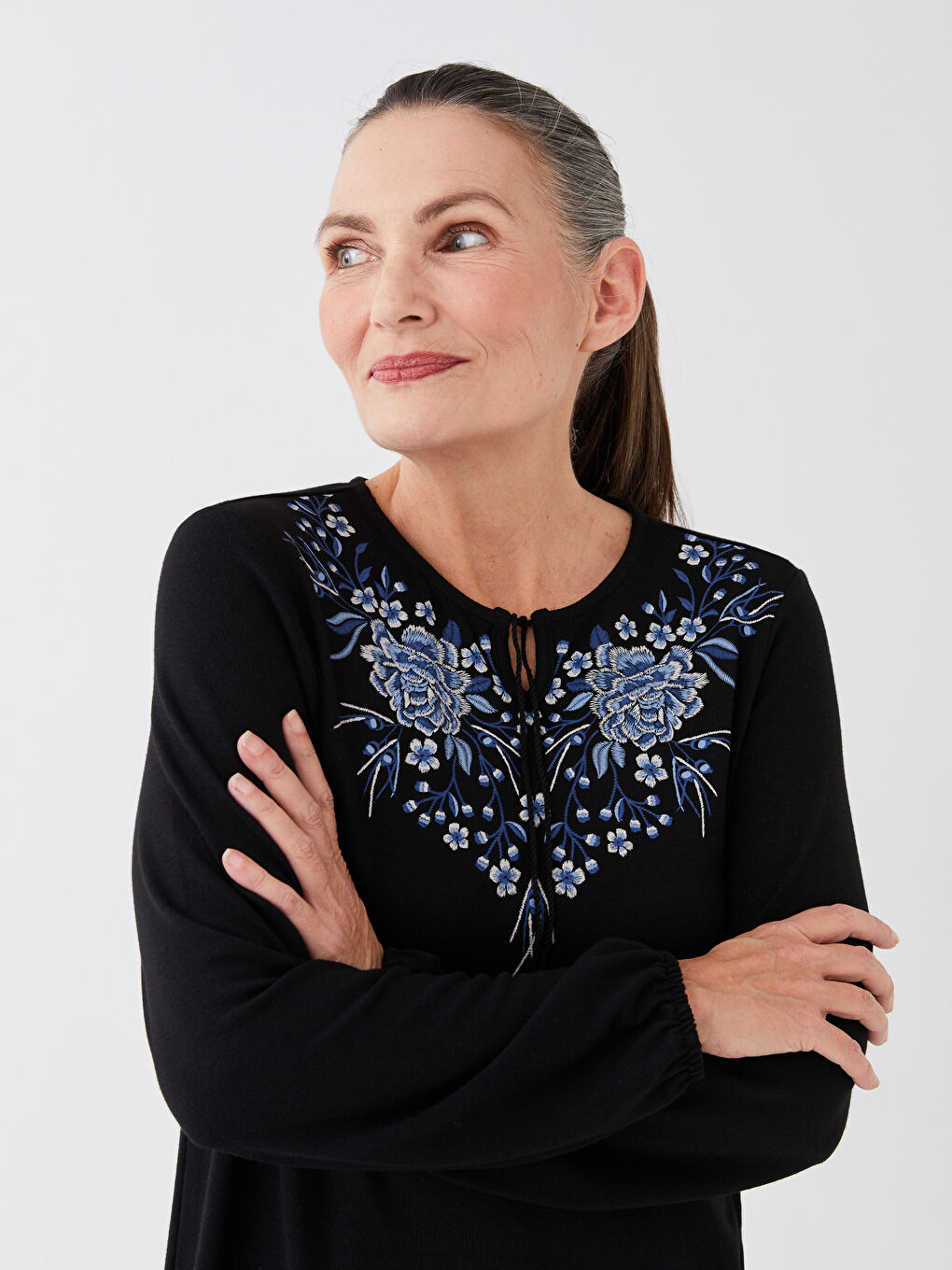 Siyah Bağlamalı Yaka Nakışlı Uzun Kollu Kadın Tişört-1