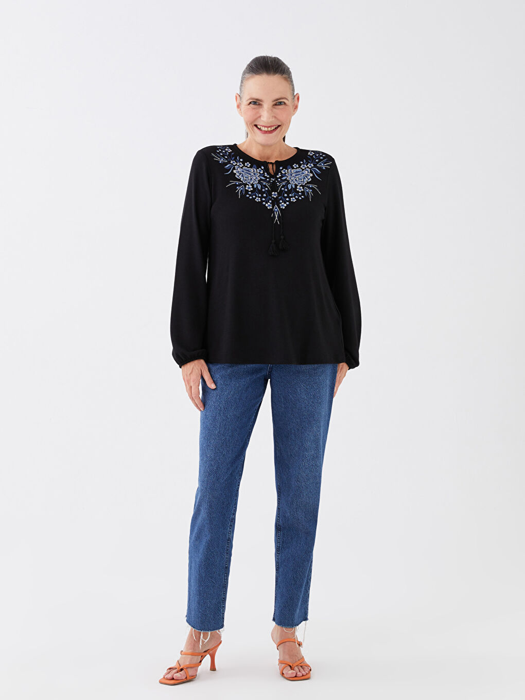 Siyah Bağlamalı Yaka Nakışlı Uzun Kollu Kadın Tişört-2