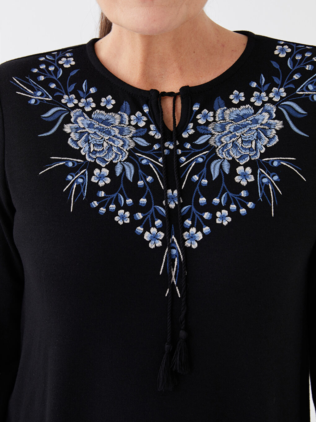 Siyah Bağlamalı Yaka Nakışlı Uzun Kollu Kadın Tişört-3