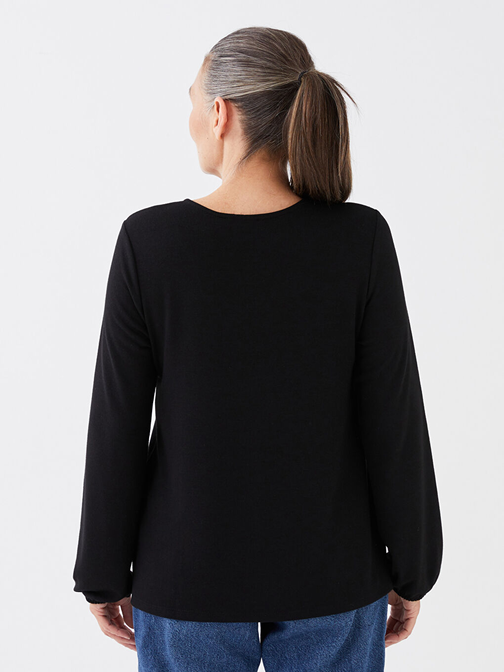 Siyah Bağlamalı Yaka Nakışlı Uzun Kollu Kadın Tişört-4